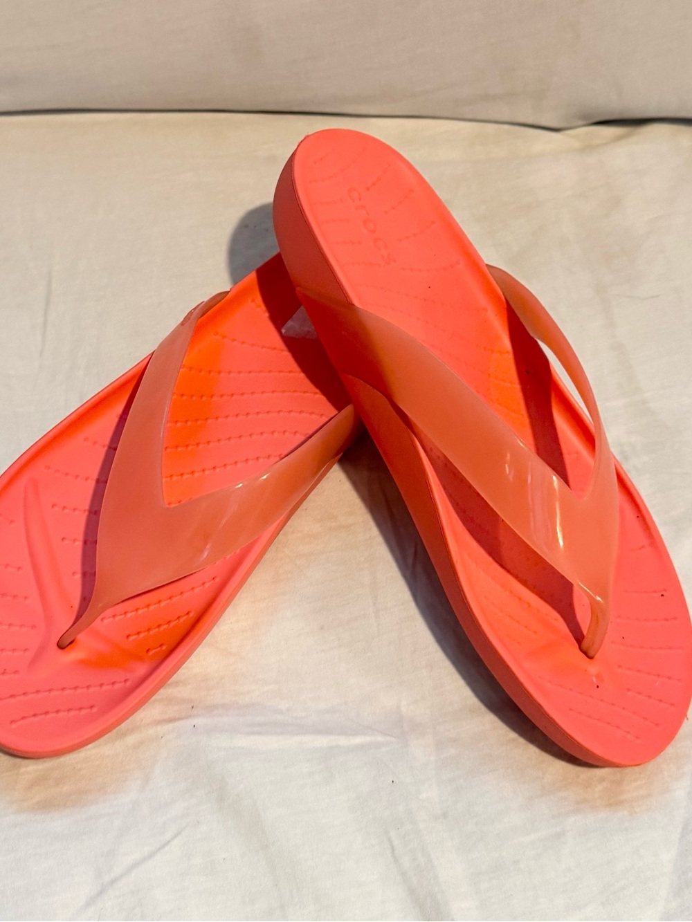 Crocs EUC ladies coral flip flops